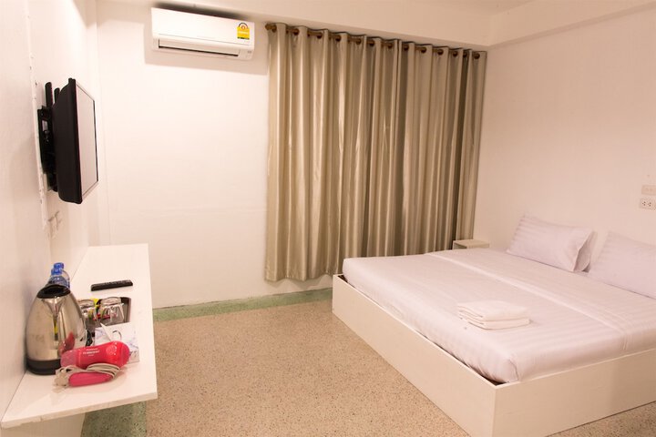 Room 6 of 32
