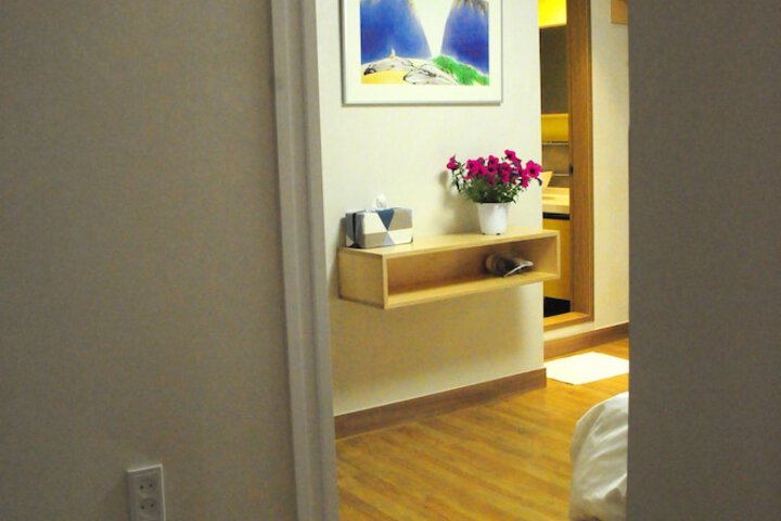 Room 6 of 68