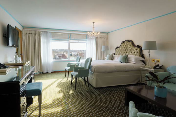 Room 28 of 63