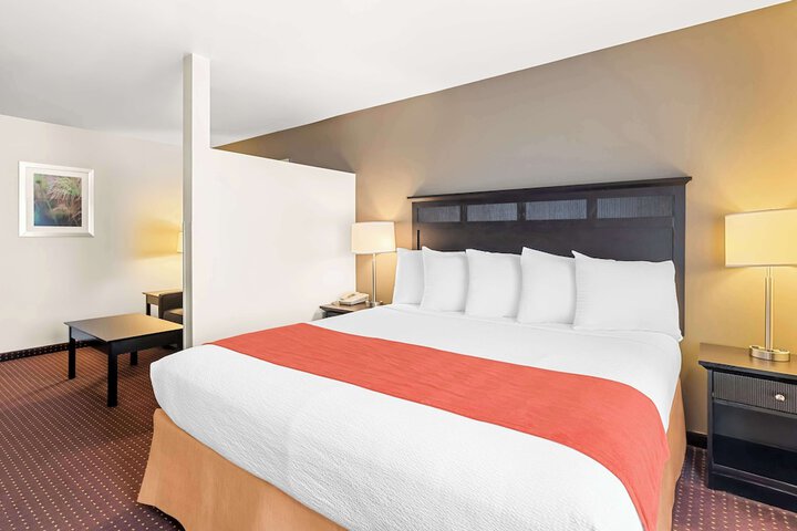 1 King Bed (1 of 13)
