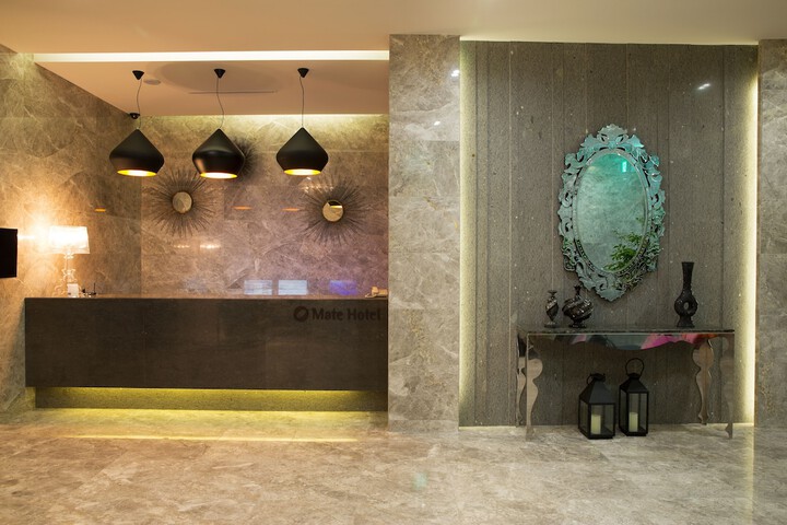 Check-in/check-out kiosk