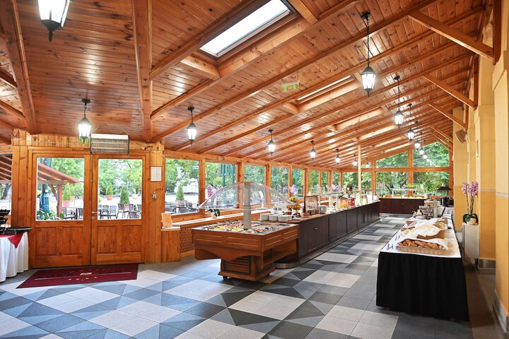 Dining 82 of 102