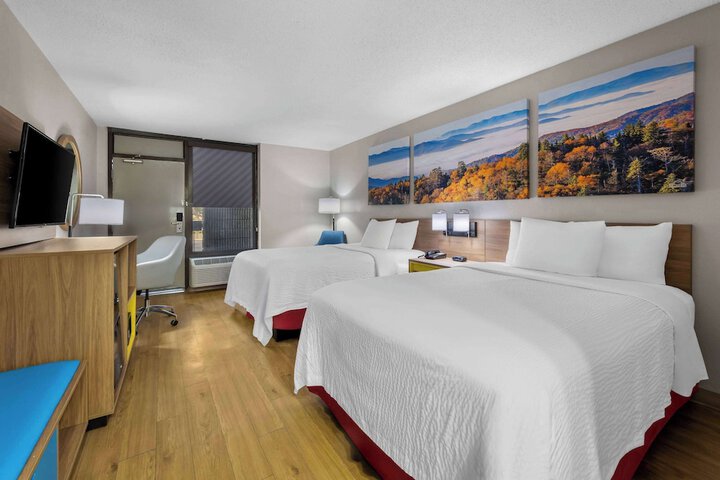 Standard Room, King or Two Doubles (6 of 6)