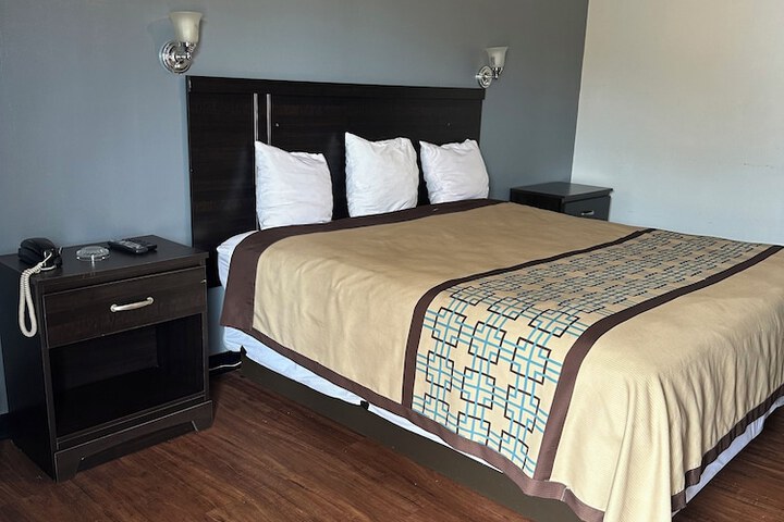 Room 4 of 15