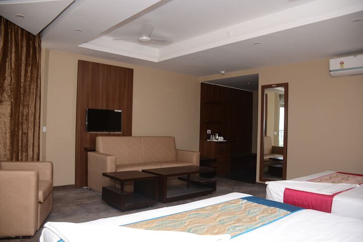 Room 9 of 90