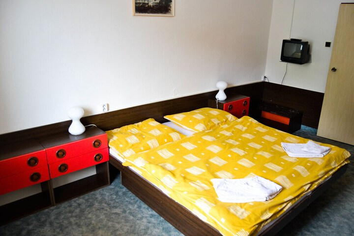 Room 10 of 77