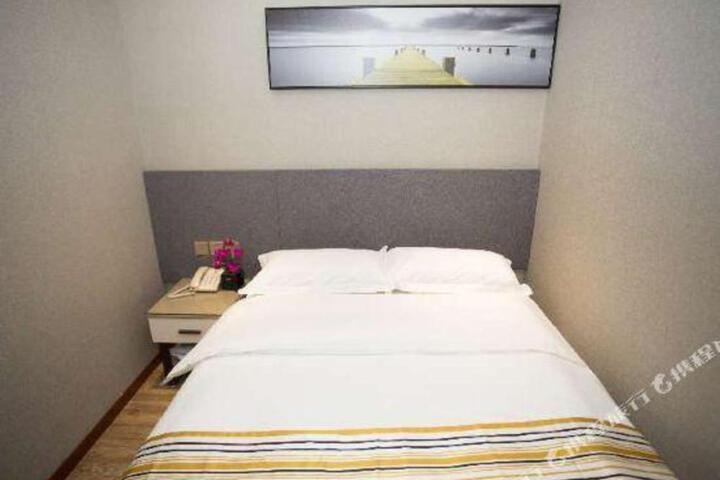 Super 8 Hotel (Beijing Nanyuan Heyi Subway Station Store)
