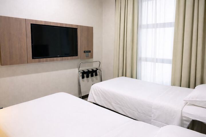 Room 27 of 104