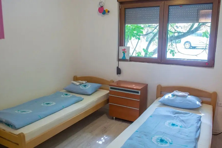 Room 6 of 17