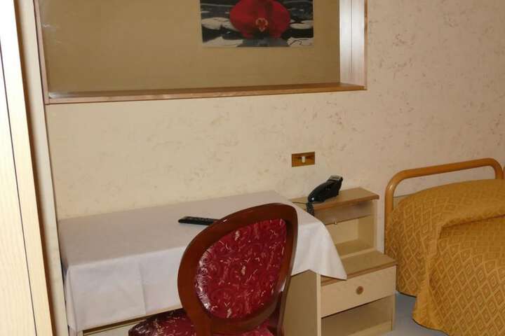 Room 8 of 32