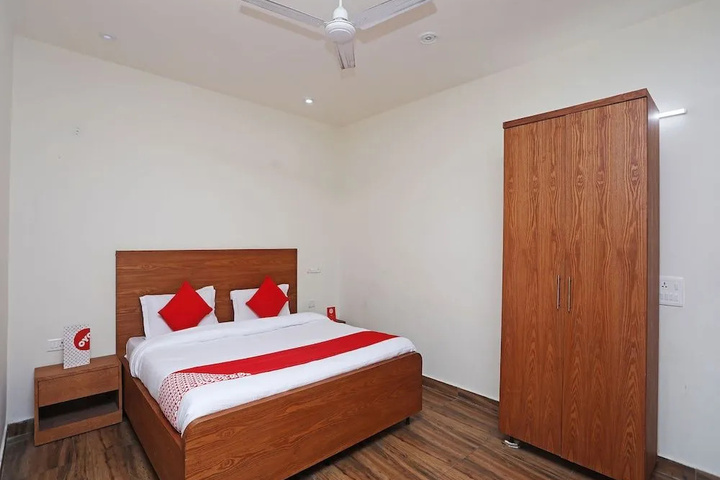 Room 5 of 12