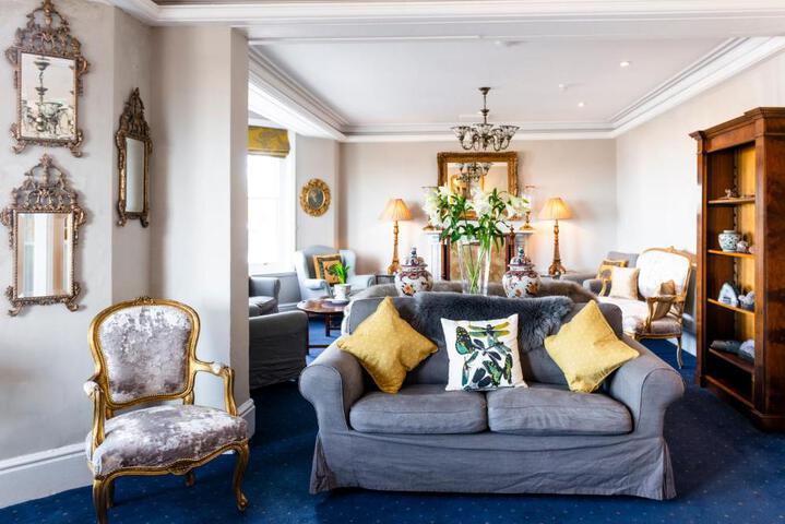 Lounge 2 of 23