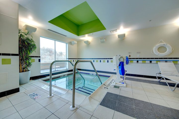 Indoor spa tub