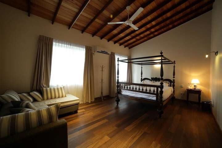 Room 6 of 12