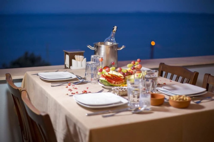 Dining 11 of 24