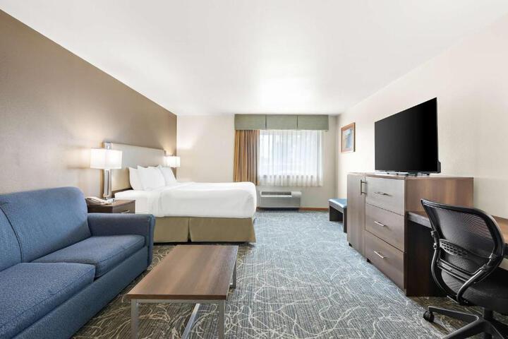 1 King Bed High Speed Internet Accessible Microwave and Refrigerator, Coffee Maker, Hairdryer Iron and Ironing Board Full Breakfast (22 of 30)