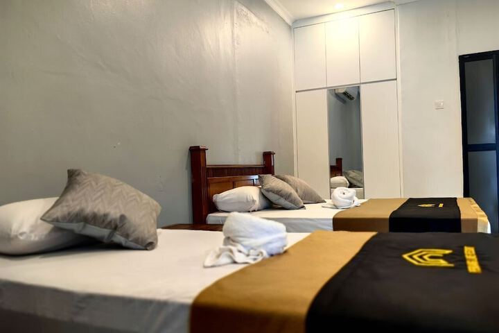 Room 4 of 9