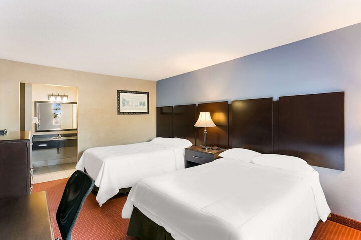 2 Queen Beds (3 of 7)