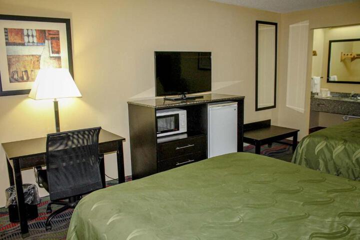 2 Queen Beds (2 of 5)