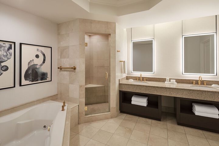 Room 43 of 192
