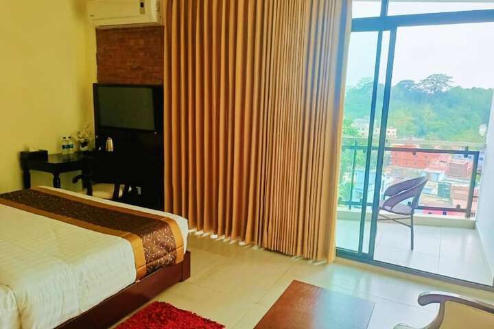 Room 6 of 9