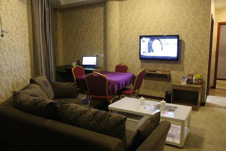 Room 7 of 12