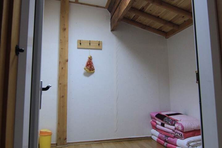 Room 14 of 21