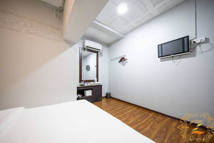 Room 29 of 47