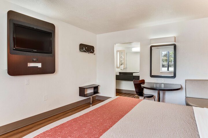 1 King Bed (11 of 13)