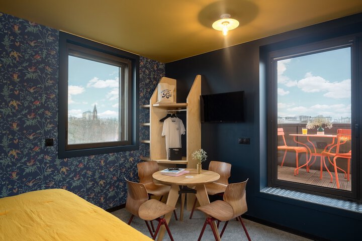 Room 10 of 42