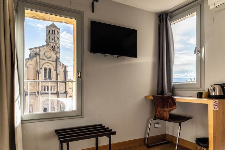 Room 102 of 209