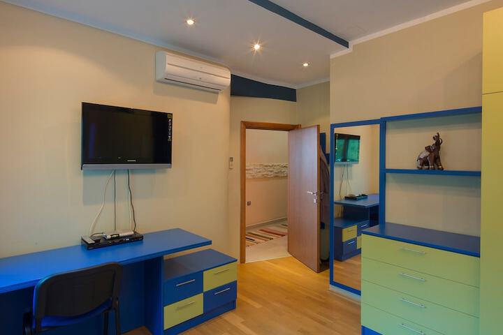 Room 16 of 132