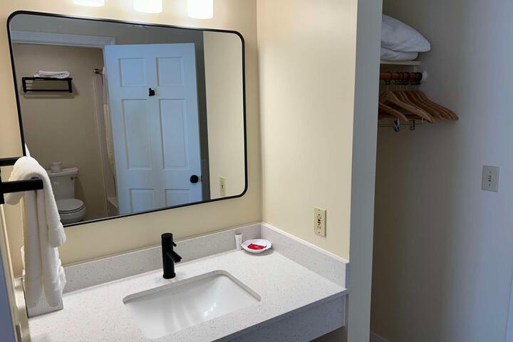 2 Queen Beds Sofa Work Desk Work Space Refrigerator, Coffee and Tea Maker Continental Breakfast (2 of 5)