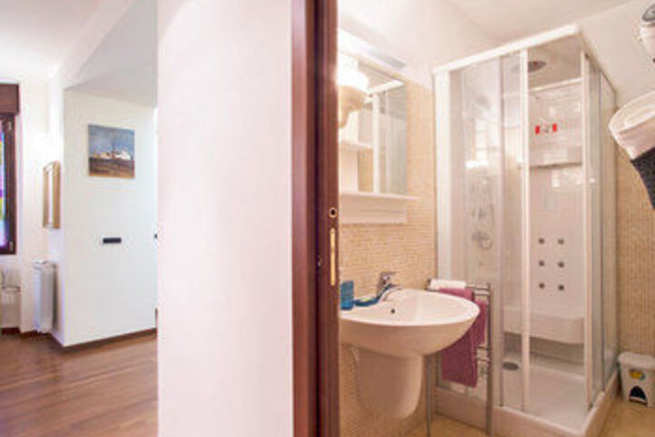 Room 14 of 320