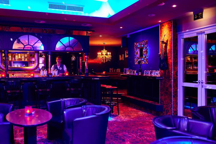 Lounge 82 of 103