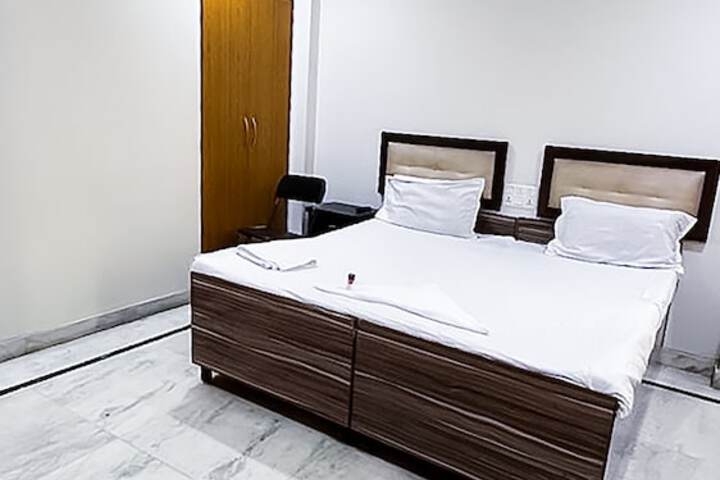 Roomshala 142 Bed Chamber South ex
