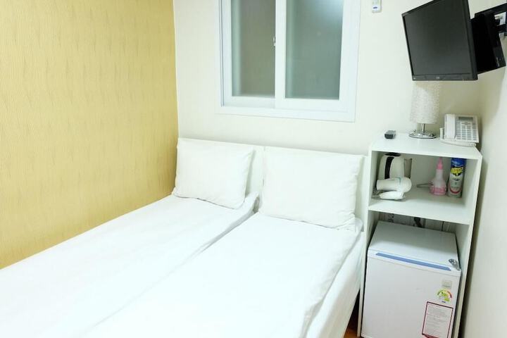 Room 2 of 6