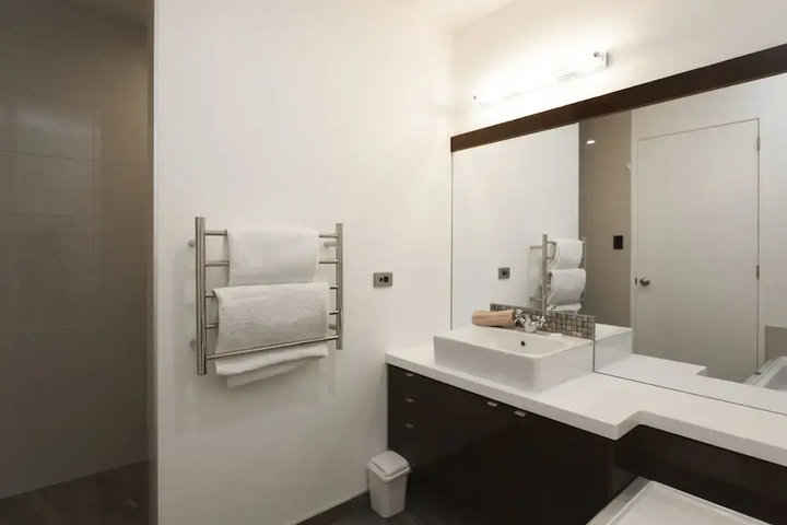Room 4 of 16