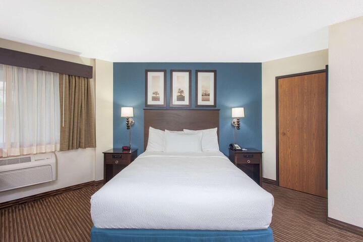 1 Queen Bed Deluxe Accessible Room (7 of 8)