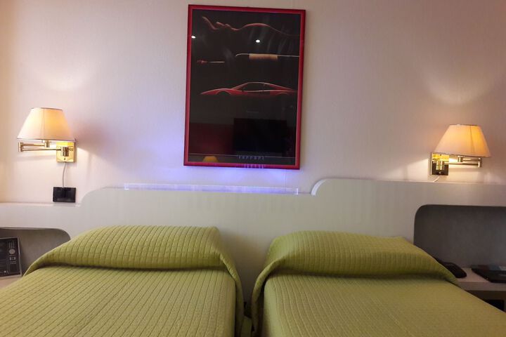 Room 6 of 28