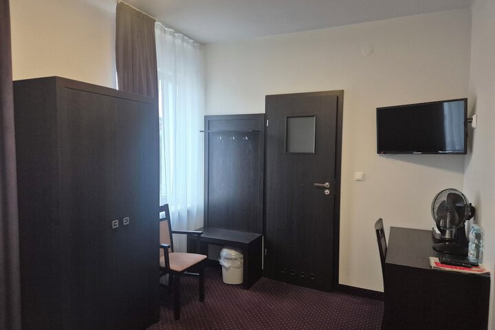 Room 5 of 12