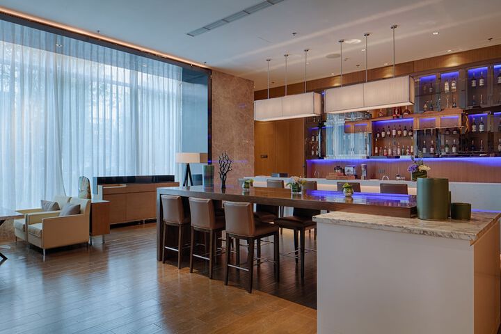 Lounge 63 of 82