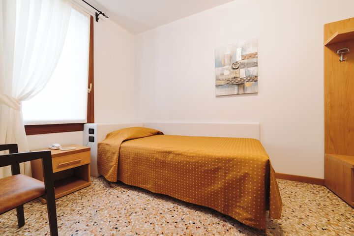Room 14 of 33