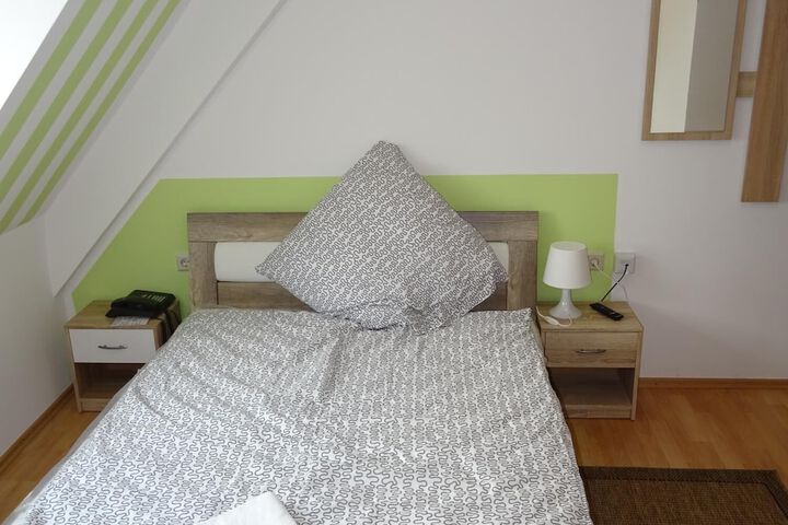 Room 4 of 38