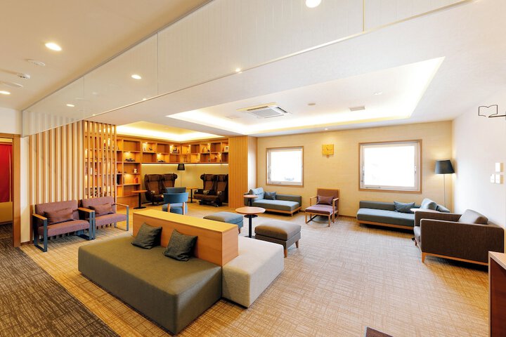 Lounge 21 of 28