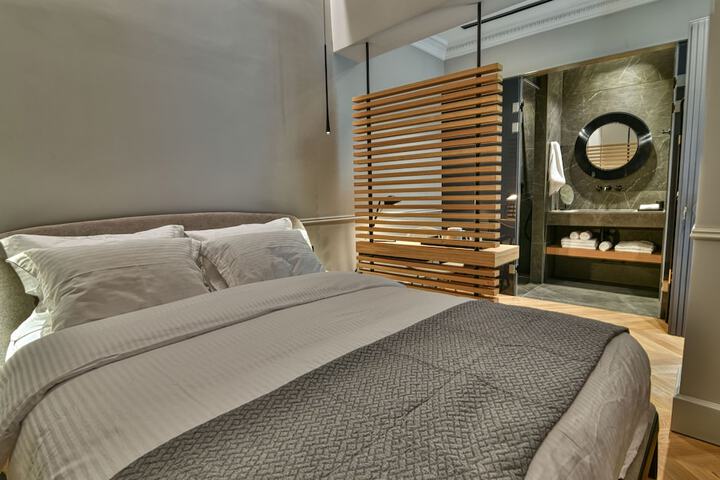Room 12 of 80
