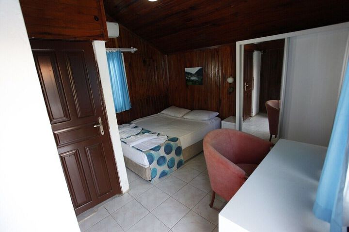 Room 6 of 28