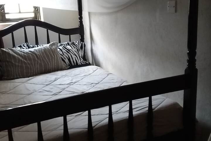Room 4 of 33