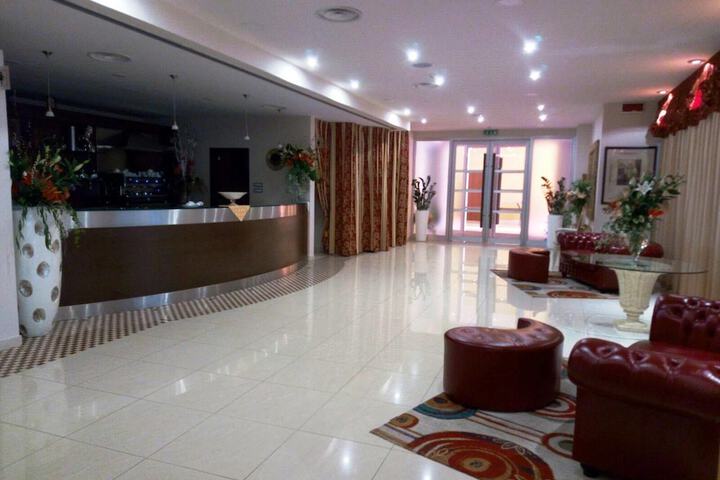 Lounge 27 of 35