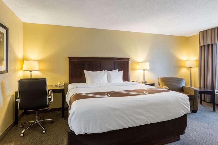 1 King Bed (3 of 10)